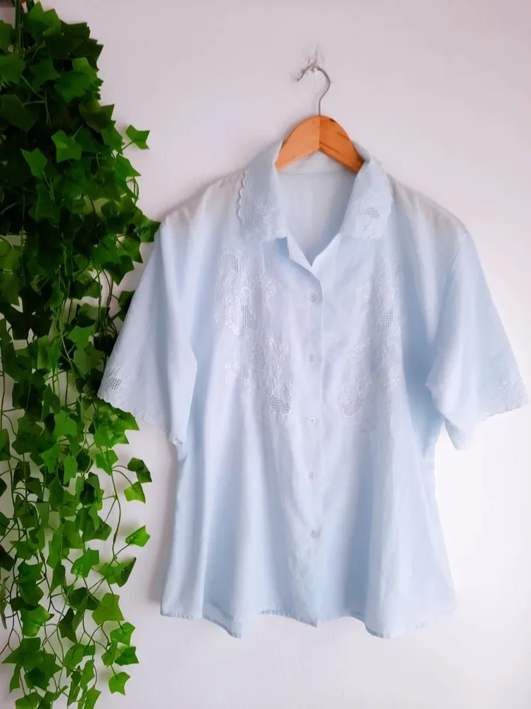 camisa bordada azul claro