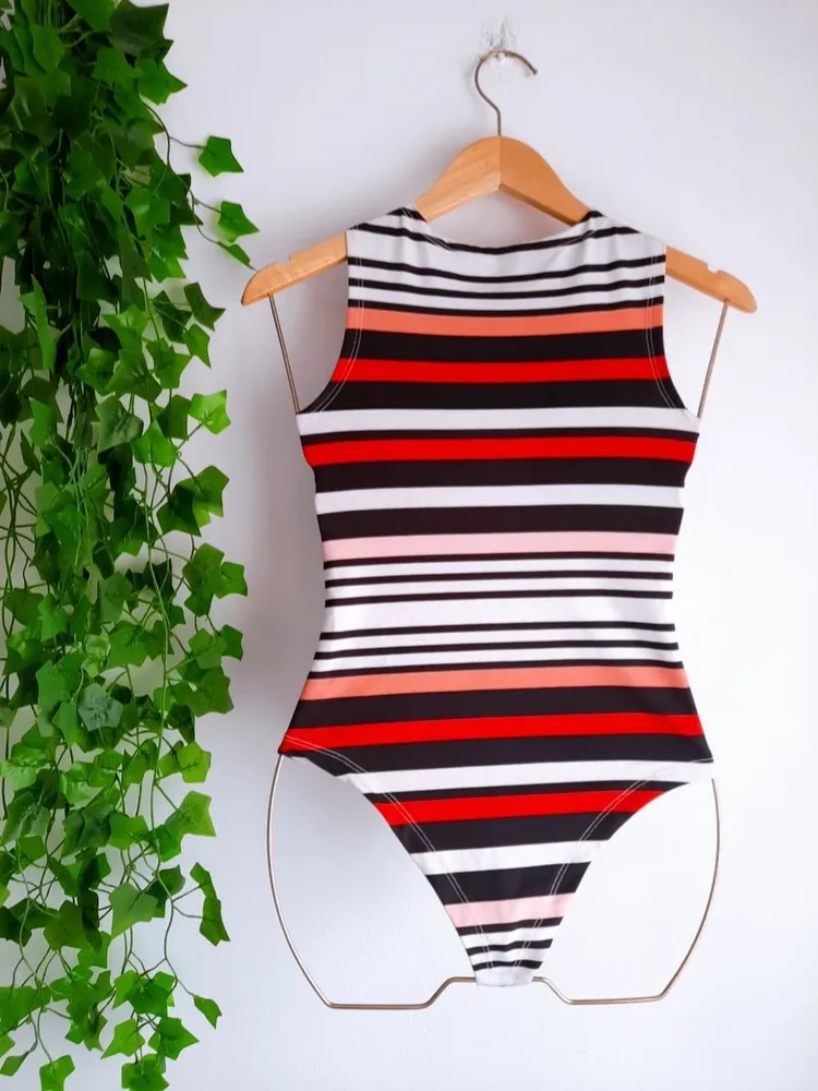 body transpassado listrado vermelho com vermelho