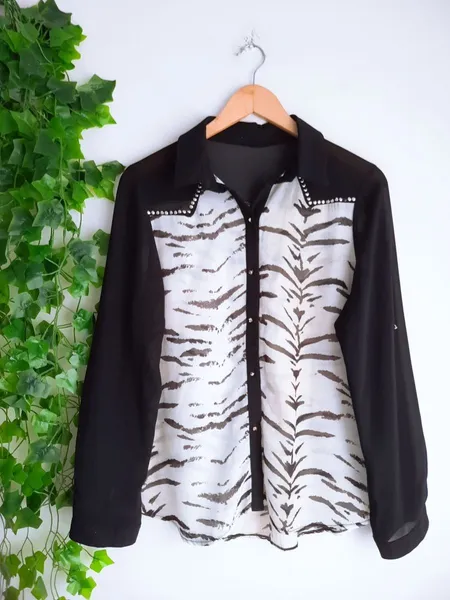 camisa preto e branco estampada feminina m