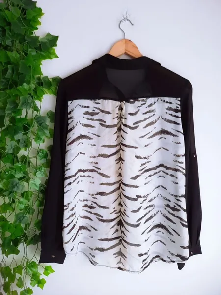 camisa preto e branco estampada feminina m