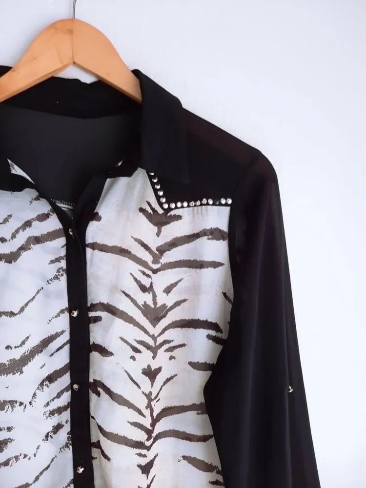 camisa preto e branco estampada feminina m