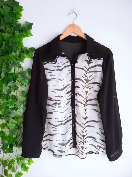 camisa preto e branco estampada feminina m
