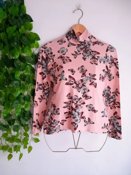 blusa rosa borboleta gola alta