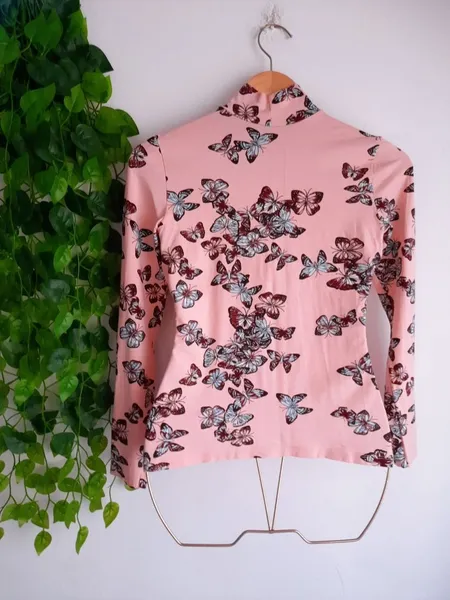 blusa rosa borboleta gola alta