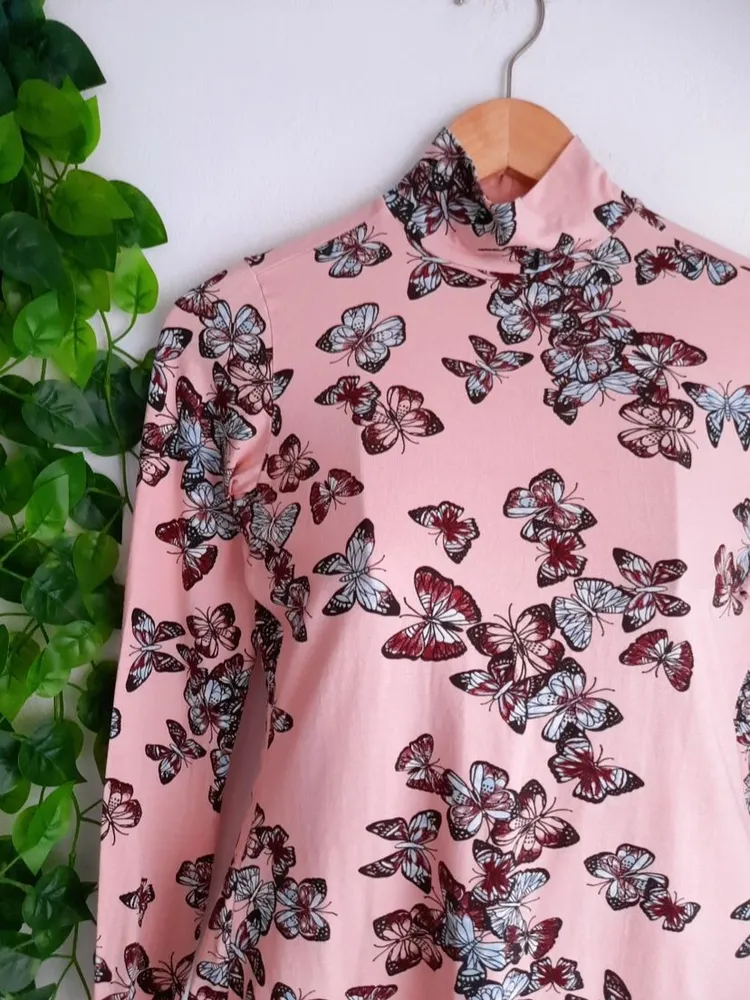 blusa rosa borboleta gola alta