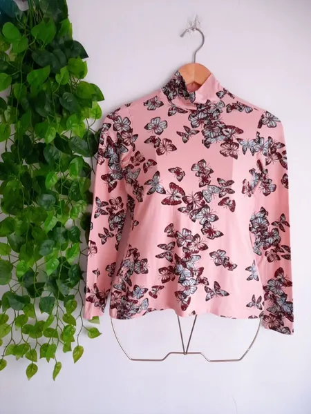 blusa rosa borboleta gola alta
