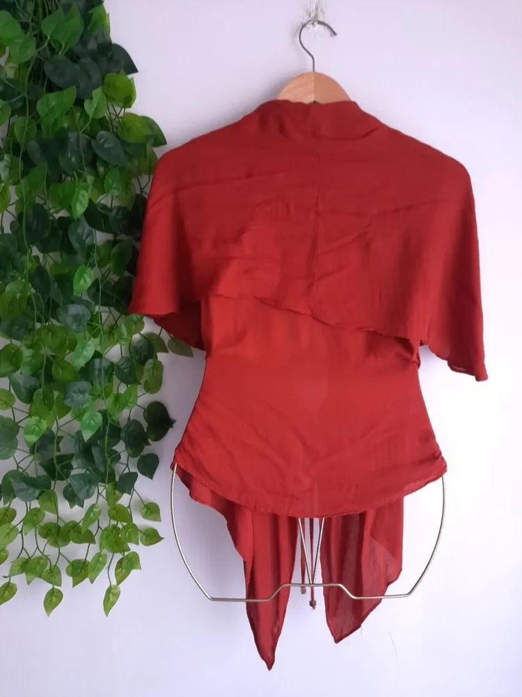 blusa sobreposição marrom terracota com amarração