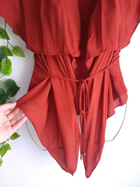 blusa sobreposição marrom terracota com amarração