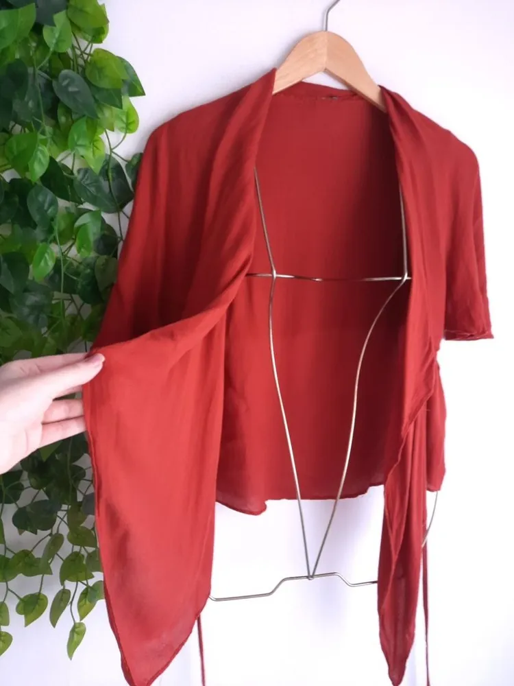 blusa sobreposição marrom terracota com amarração