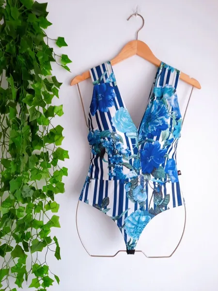 body azul estampado listrado com decote