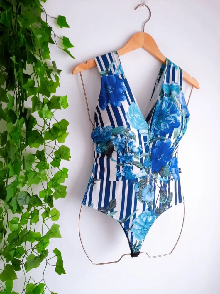 body azul estampado listrado com decote