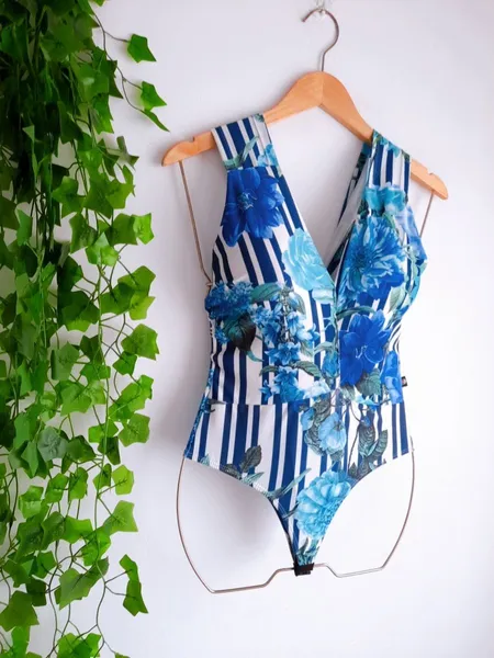 body azul estampado listrado com decote