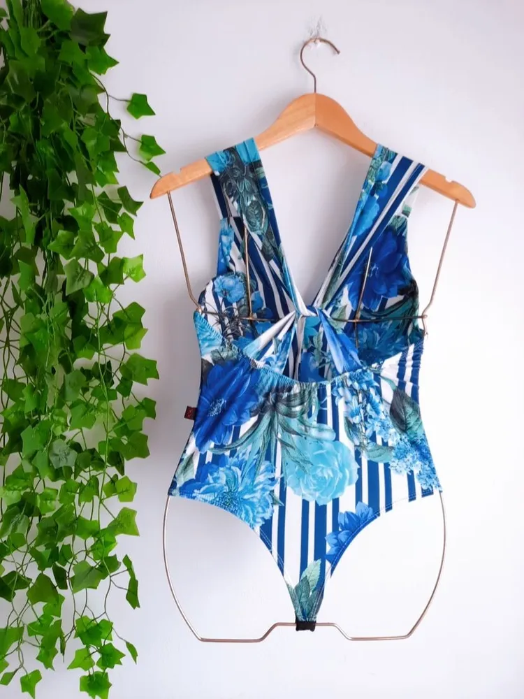 body azul estampado listrado com decote