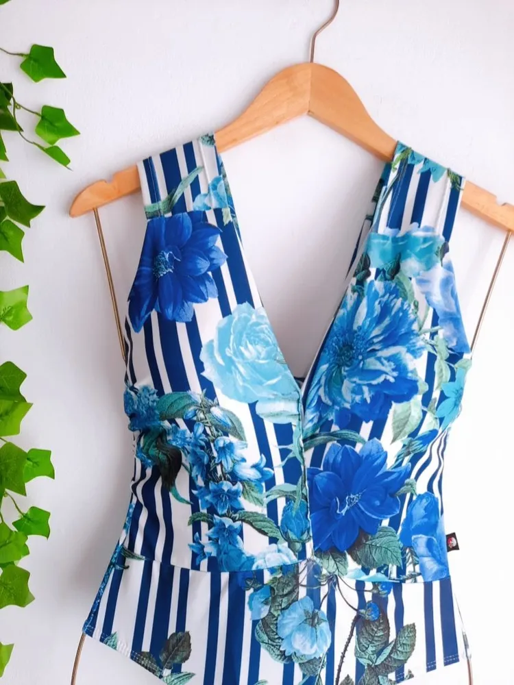 body azul estampado listrado com decote