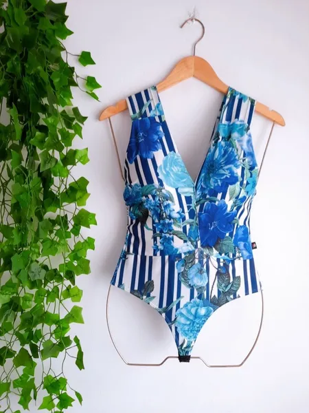 body azul estampado listrado com decote