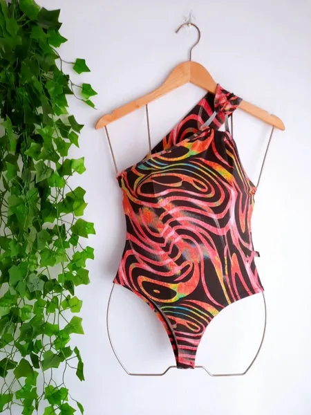 maiô estampado animal print rosa com preto com fivela