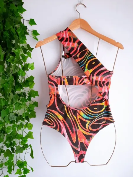 maiô estampado animal print rosa com preto com fivela