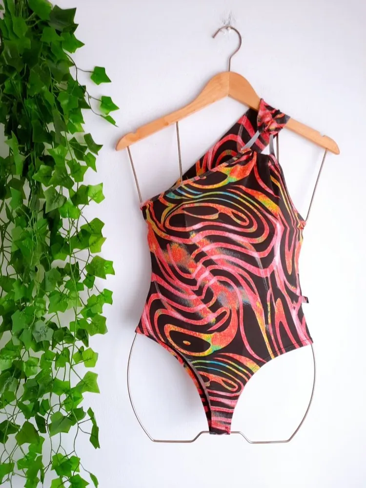 maiô estampado animal print rosa com preto com fivela