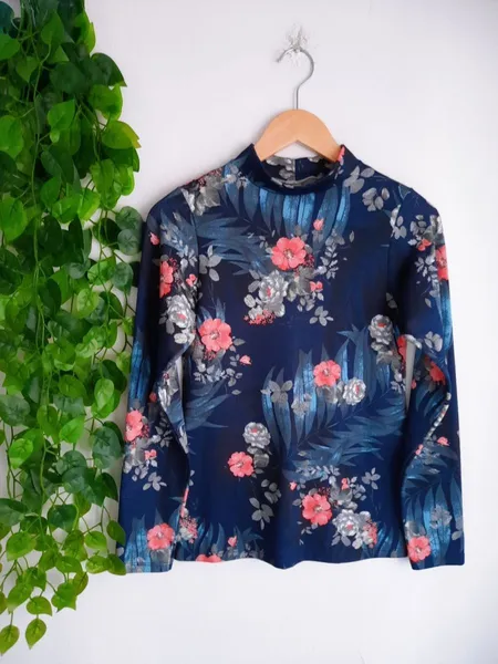 blusa floral azul marinho gola alta m