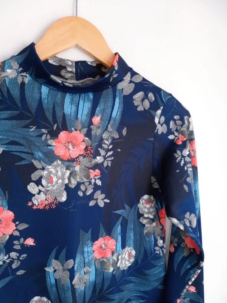 blusa floral azul marinho gola alta m