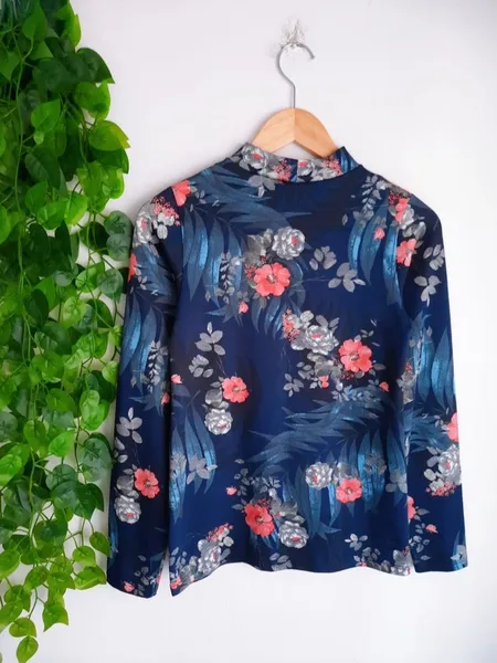 blusa floral azul marinho gola alta m