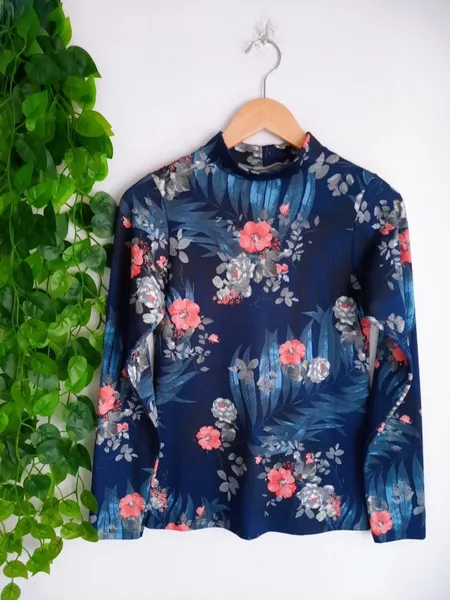 blusa floral azul marinho gola alta m