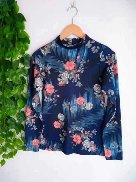 blusa floral azul marinho gola alta m