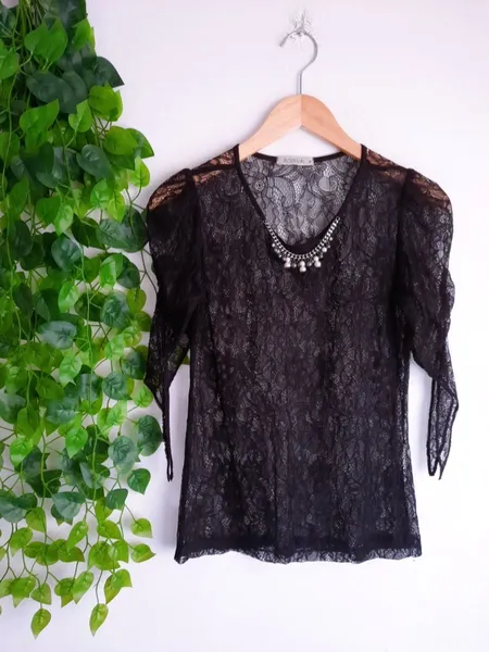 blusa rendada preta com aplicações sobreposição