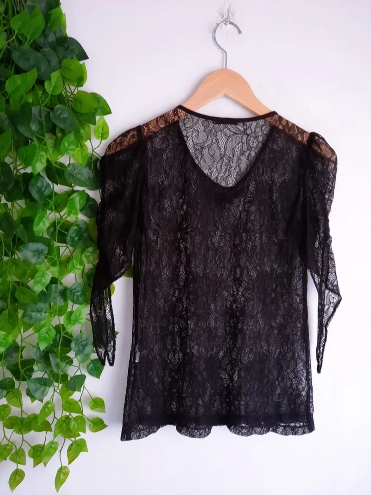 blusa rendada preta com aplicações sobreposição