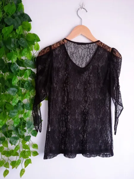 blusa rendada preta com aplicações sobreposição