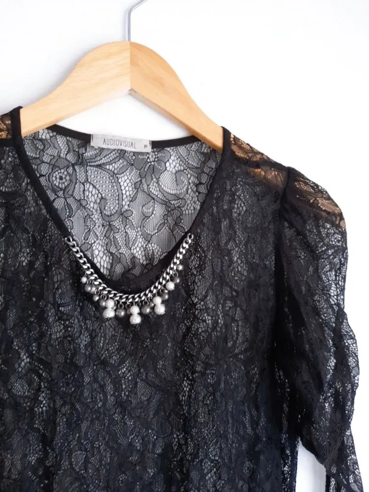 blusa rendada preta com aplicações sobreposição