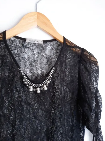 blusa rendada preta com aplicações sobreposição