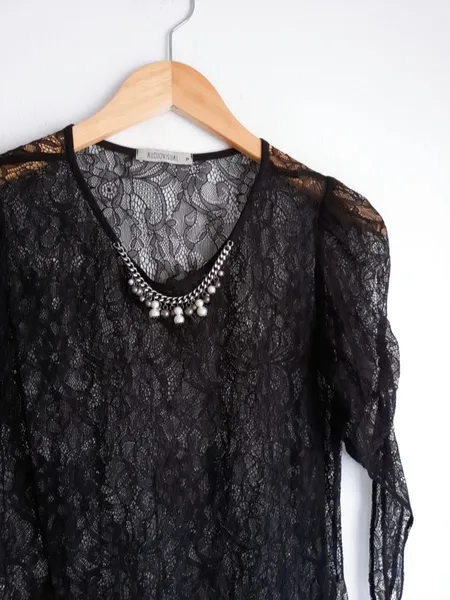 blusa rendada preta com aplicações sobreposição