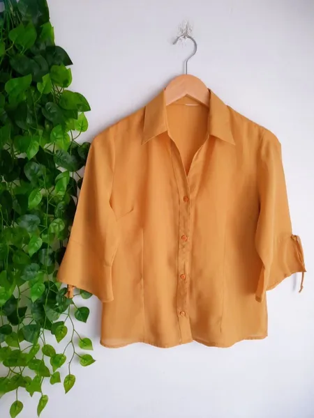 camisa feminina amarelo mostarda com amarração p
