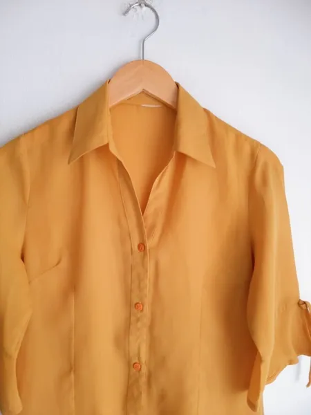 camisa feminina amarelo mostarda com amarração p