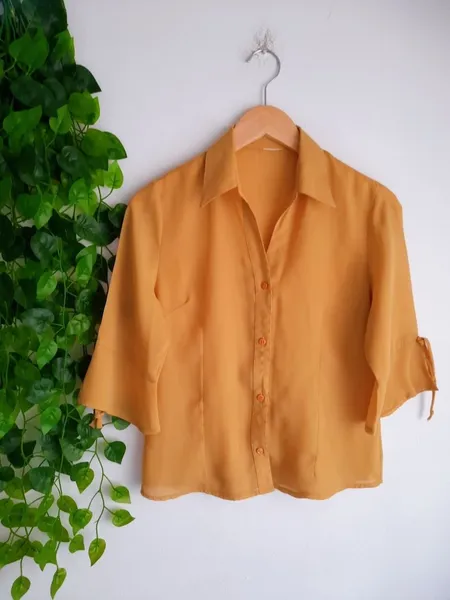 camisa feminina amarelo mostarda com amarração p