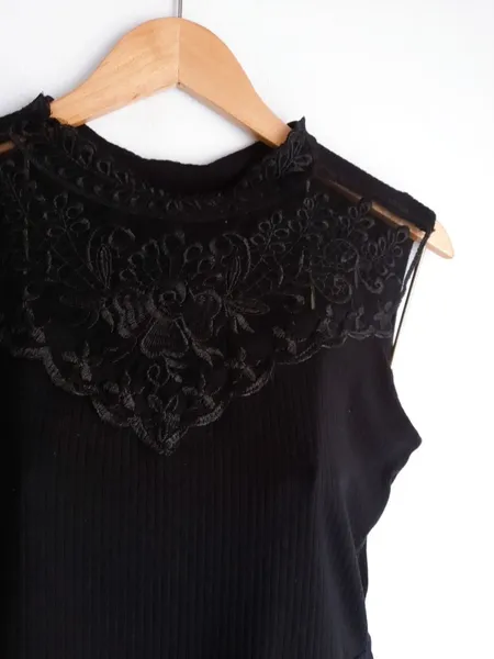 blusa preta peplum com bordado