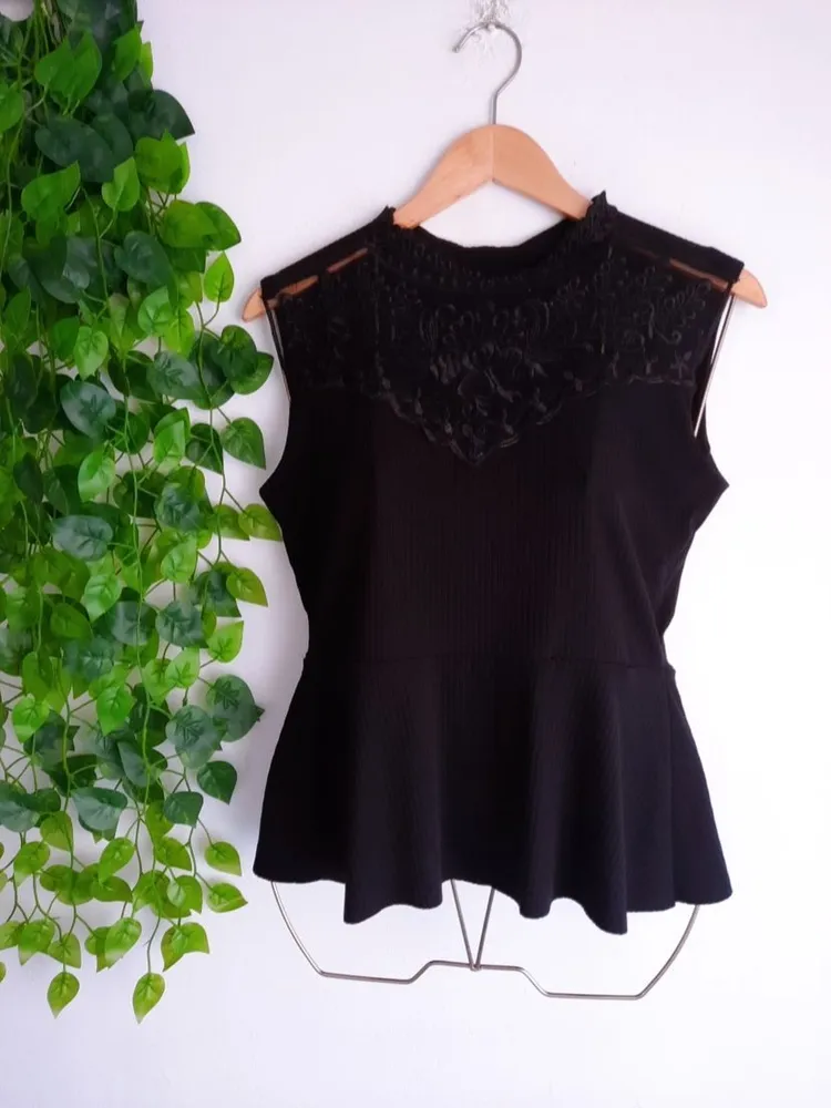 blusa preta peplum com bordado