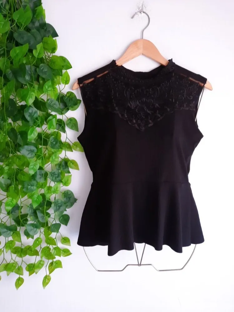 blusa preta peplum com bordado