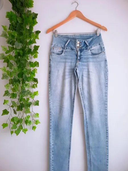 calça jeans azul claro skinny revanche feminina