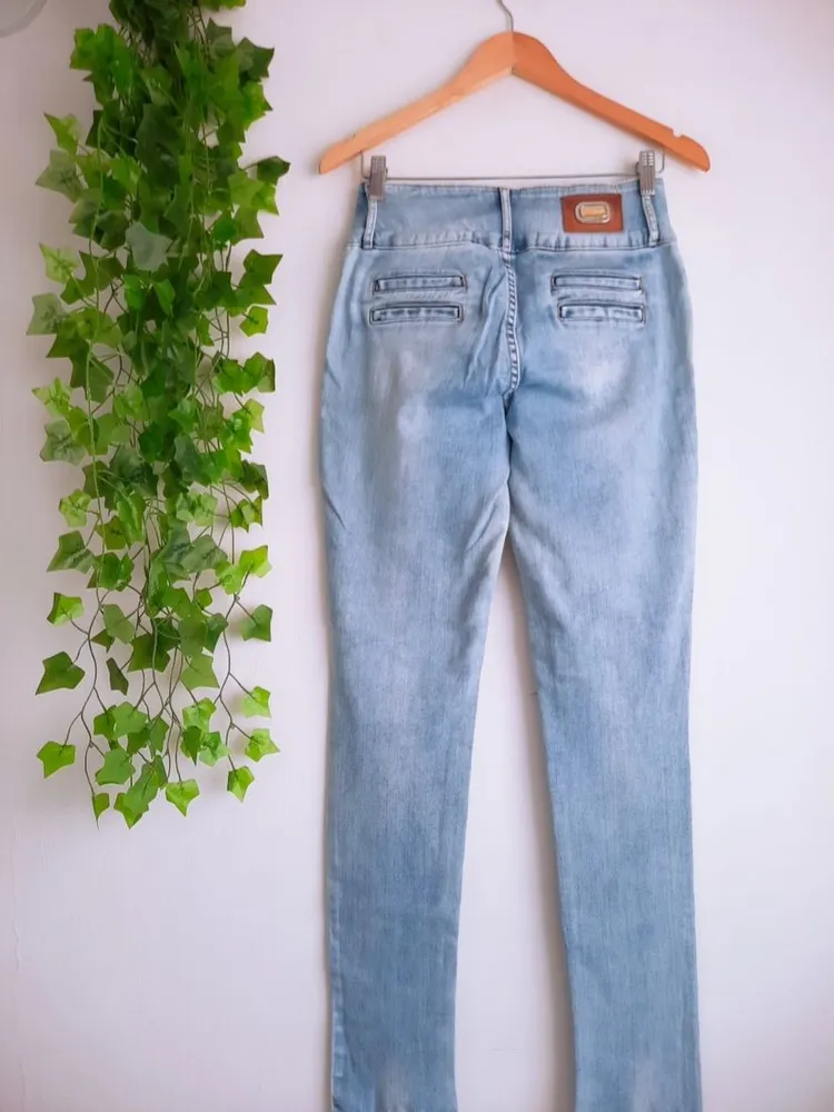 calça jeans azul claro skinny revanche feminina