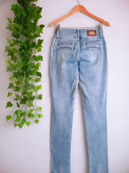 calça jeans azul claro skinny revanche feminina