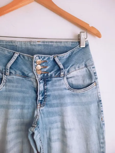 calça jeans azul claro skinny revanche feminina
