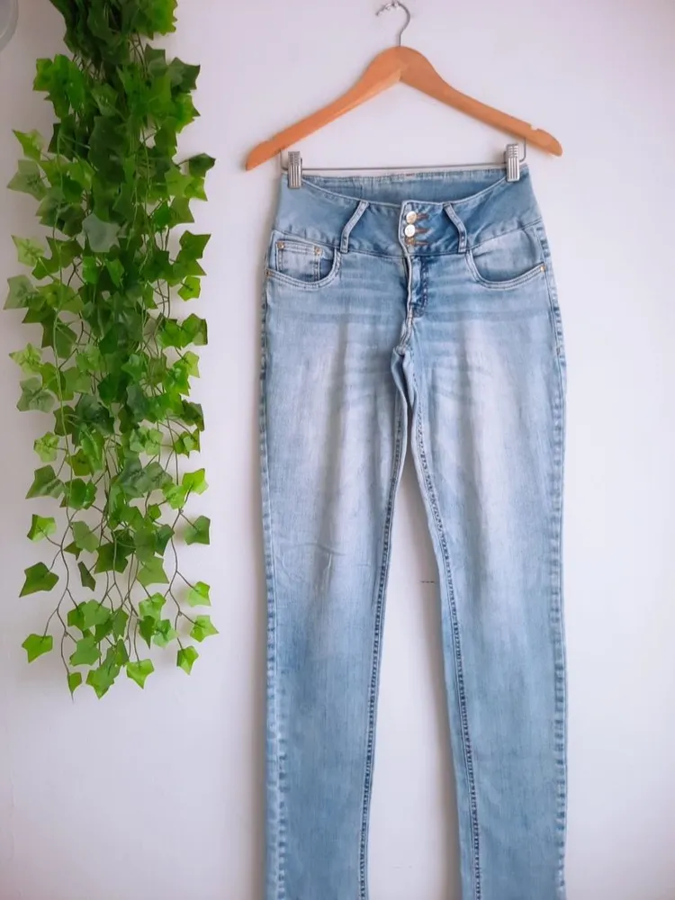 calça jeans azul claro skinny revanche feminina