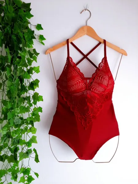 body rendado transpassado vermelho