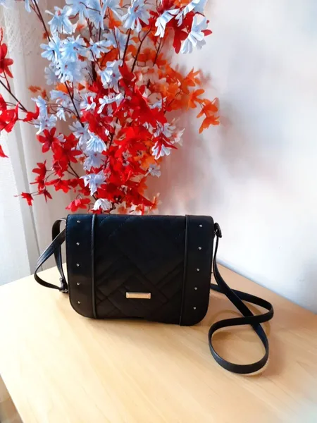 bolsa preta tiracolo com detalhes dourado