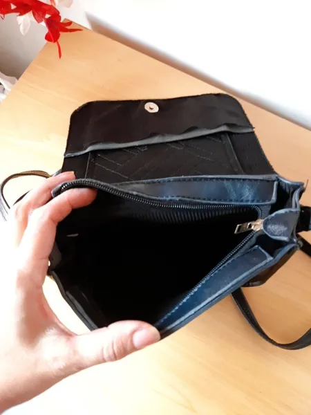 bolsa preta tiracolo com detalhes dourado