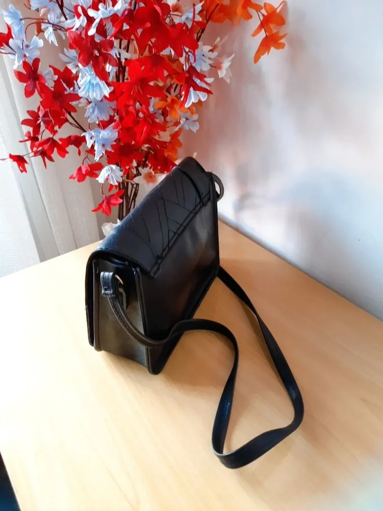 bolsa preta tiracolo com detalhes dourado