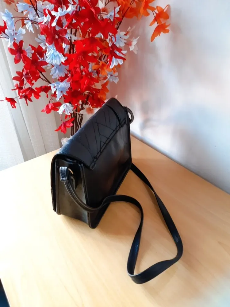bolsa preta tiracolo com detalhes dourado