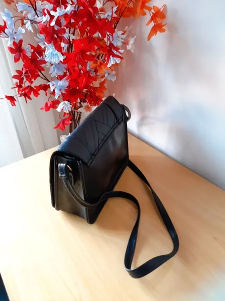 bolsa preta tiracolo com detalhes dourado